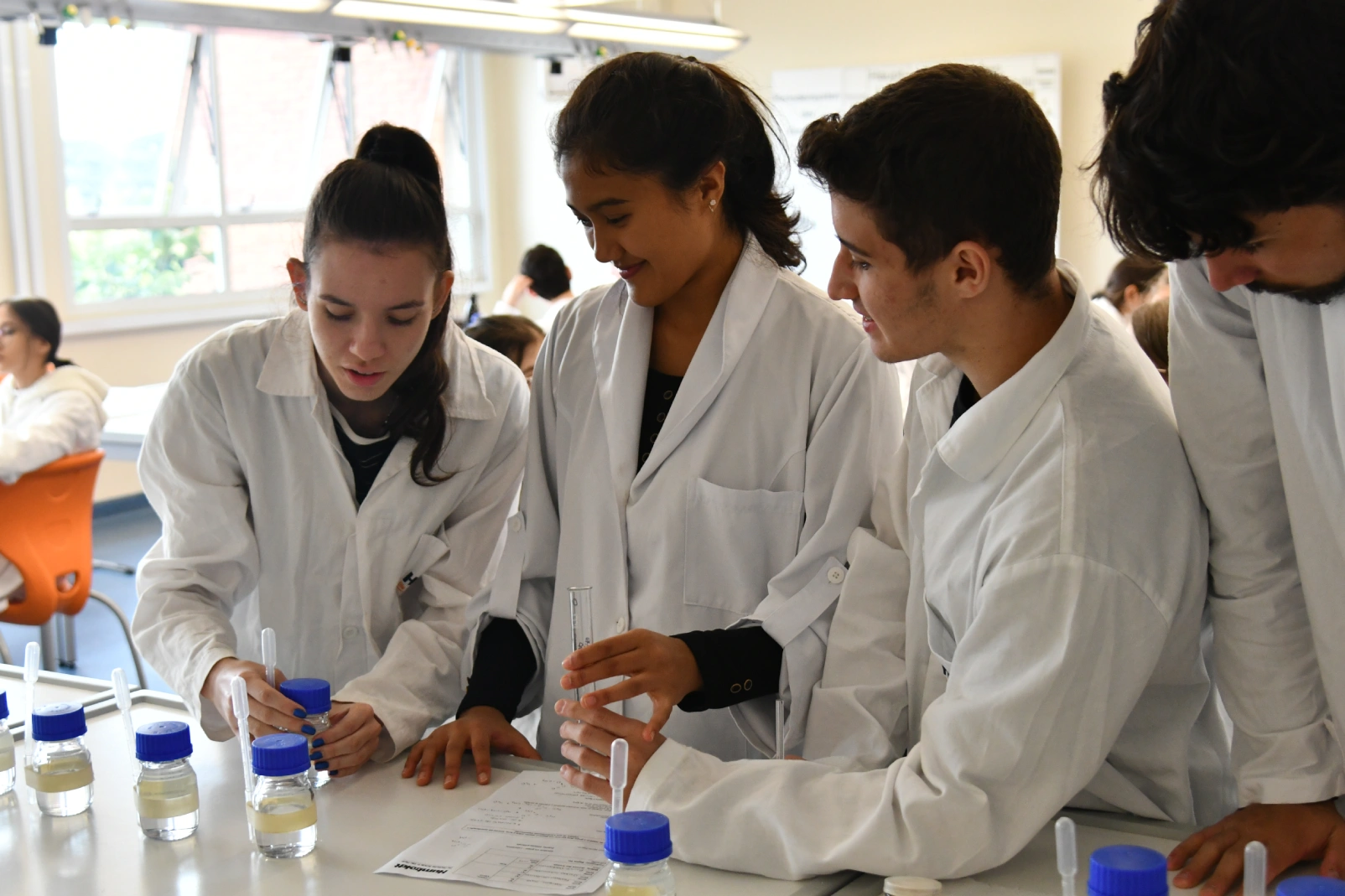 Alunos do ensino médio em um laboratório de ciências