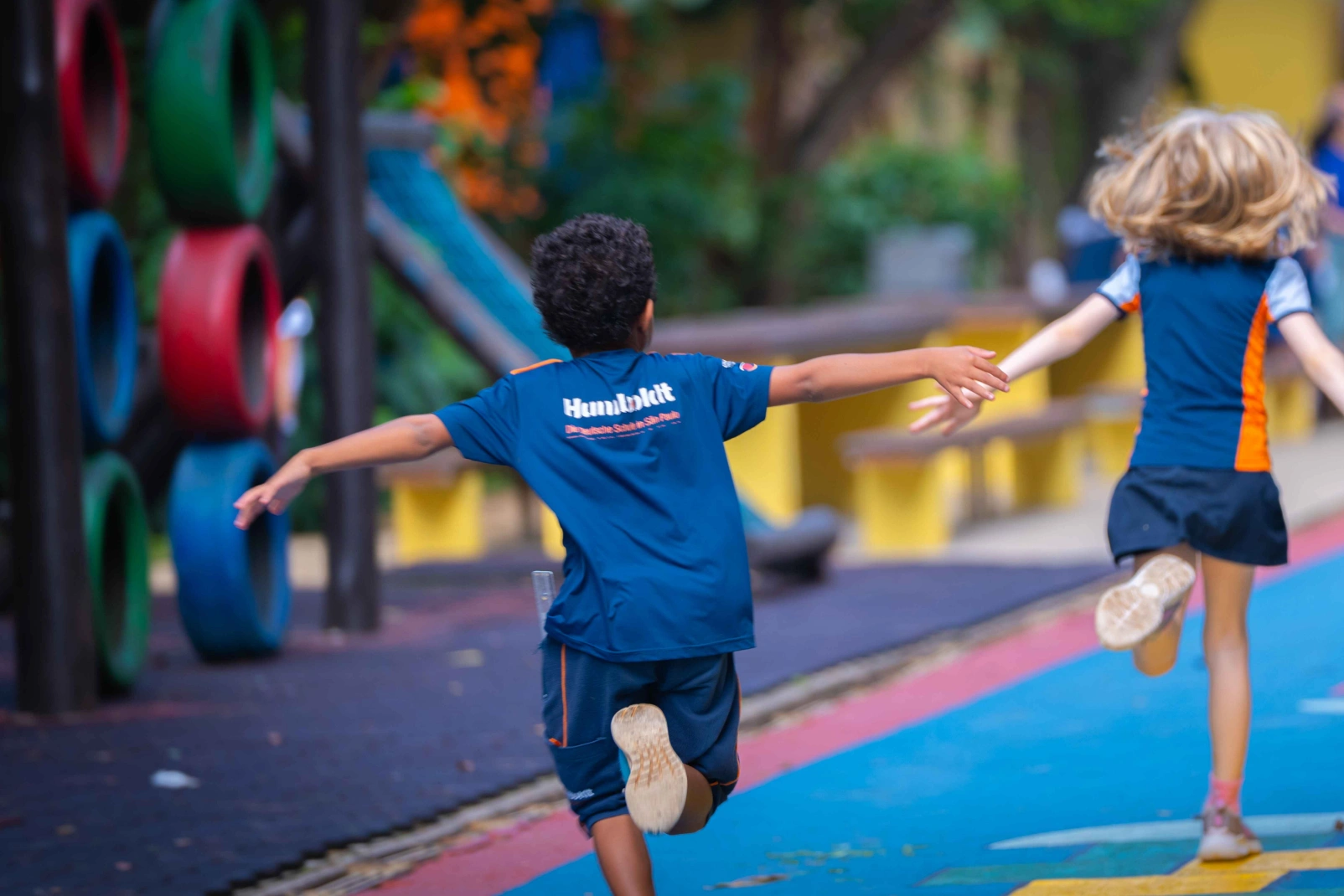 Alunos praticando com instrumentos musicais
