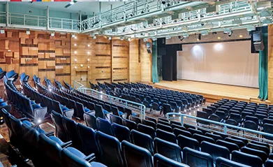 Imagem representativa do Theater. A imagem exibe alunos e o ambiente do Theater no colégio Humboldt