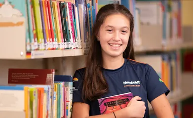 Imagem representativa do Bibliothek. A imagem exibe alunos e o ambiente do Bibliothek no colégio Humboldt