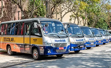 Imagem representativa do Schultransport. A imagem exibe alunos e o ambiente do Schultransport no colégio Humboldt